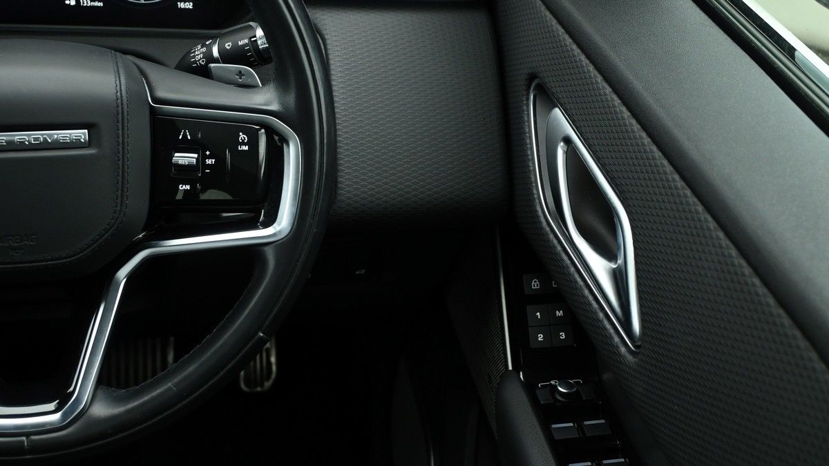 Land Rover Range Rover Velar Image 16