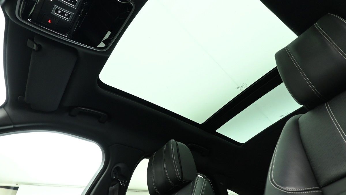 Land Rover Range Rover Velar Image 2
