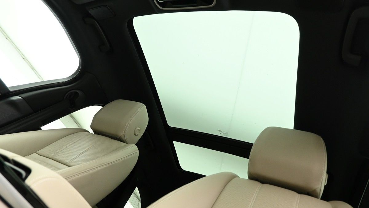 Land Rover Range Rover Velar Image 2