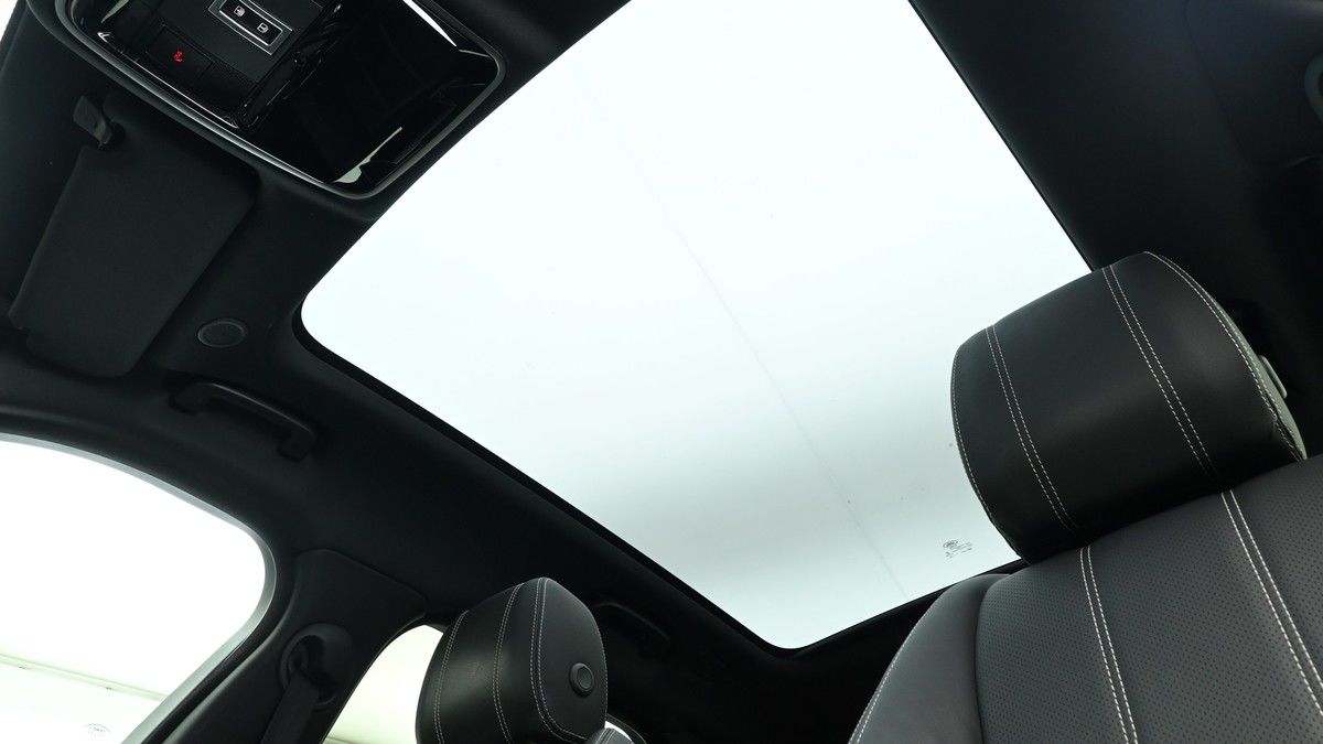 Land Rover Range Rover Velar Image 2