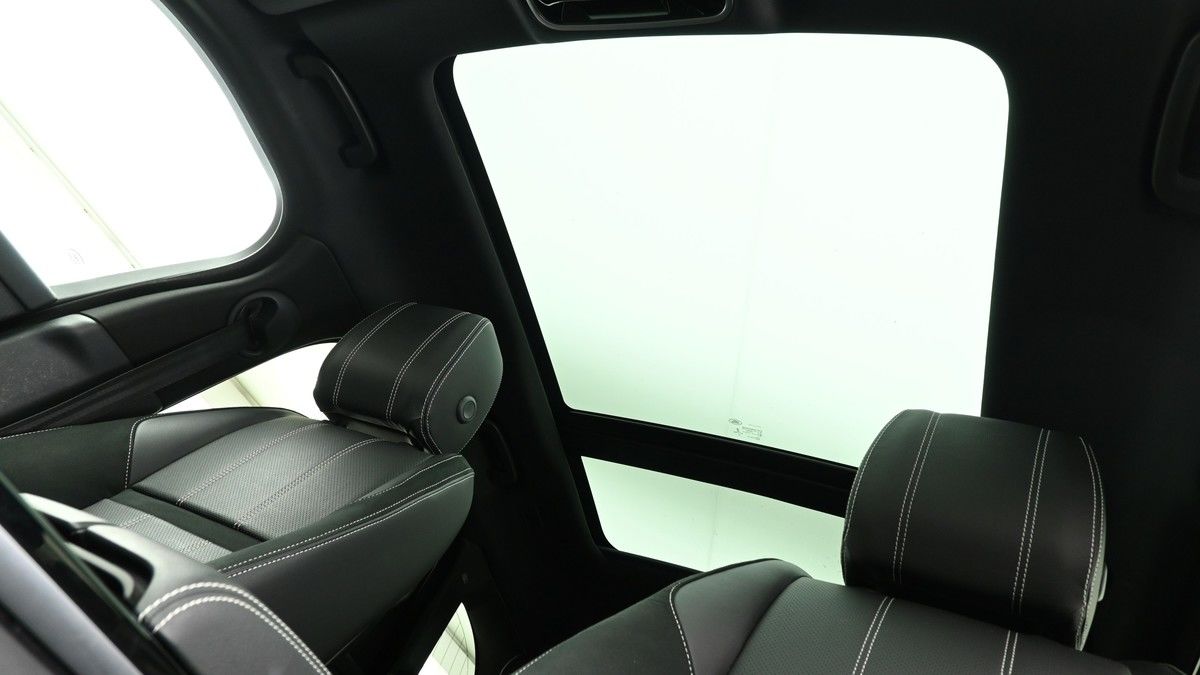 Land Rover Range Rover Velar Image 2
