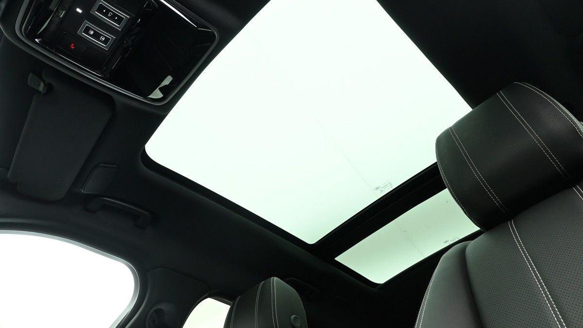 Land Rover Range Rover Velar Image 2