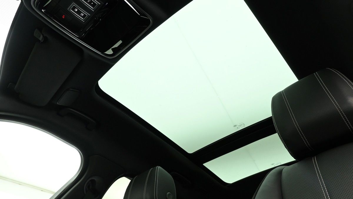 Land Rover Range Rover Velar Image 2