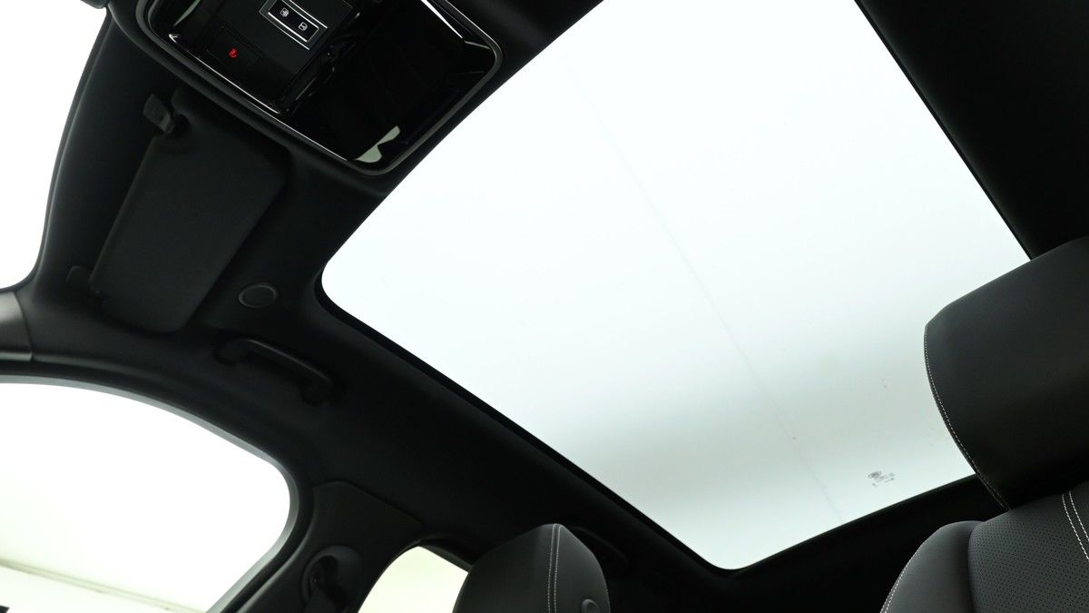 Land Rover Range Rover Velar Image 2