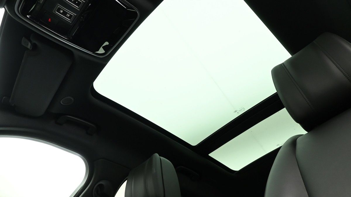 Land Rover Range Rover Velar Image 2