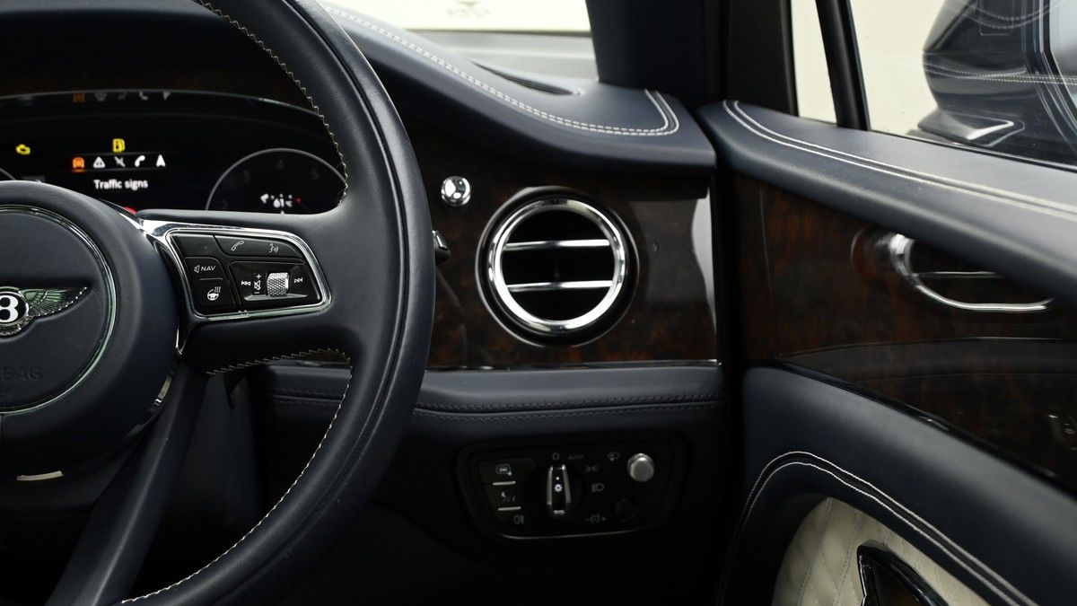 Bentley Bentayga Image 16