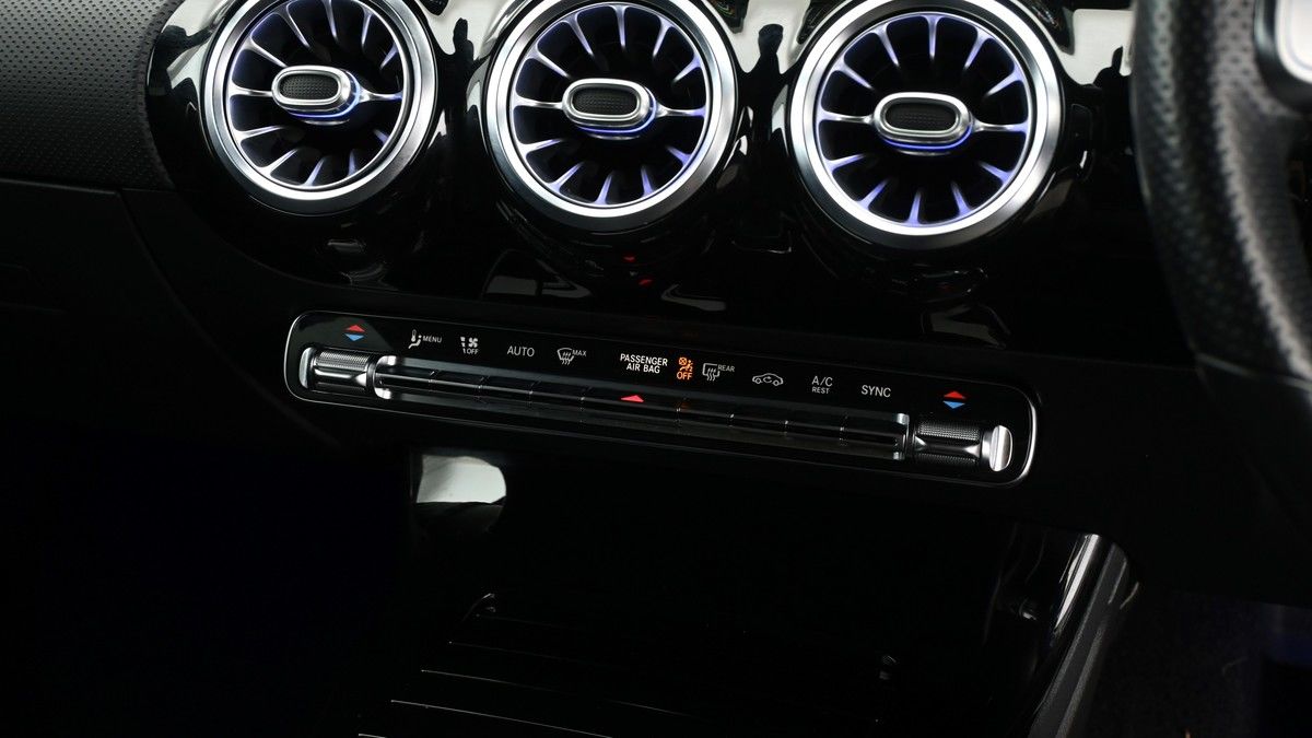 Mercedes-Benz CLA Image 11