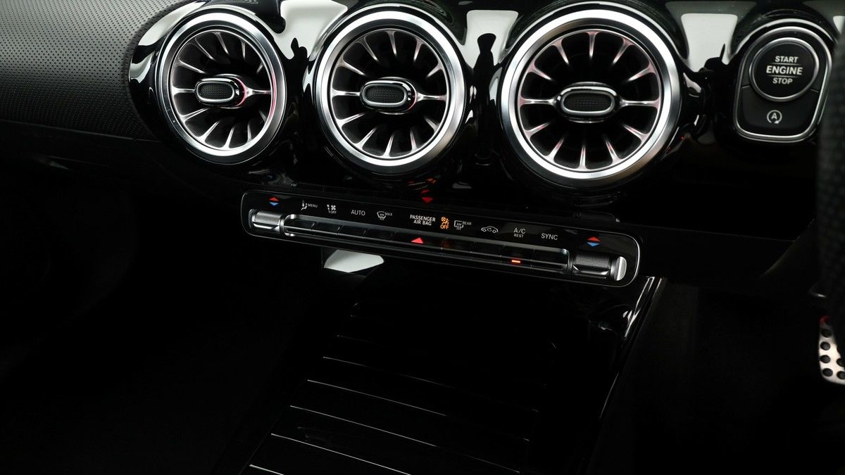 Mercedes-Benz CLA Image 12