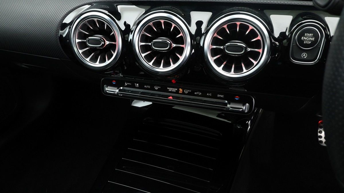 Mercedes-Benz CLA Image 12