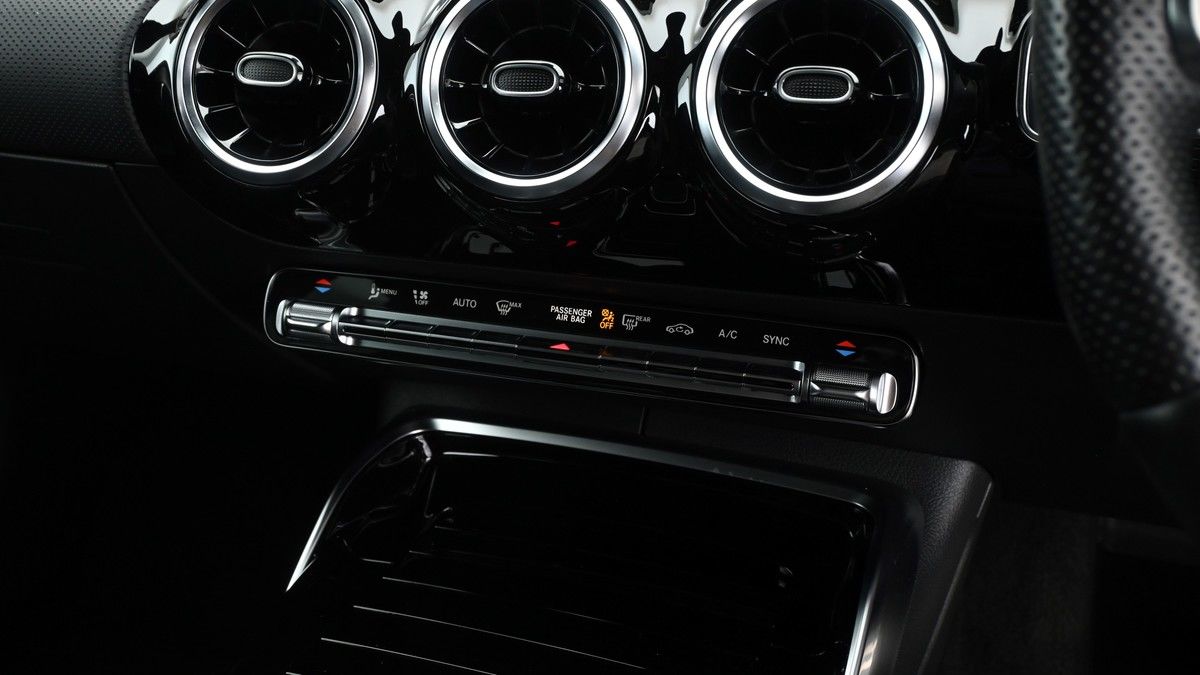 Mercedes-Benz CLA Image 11