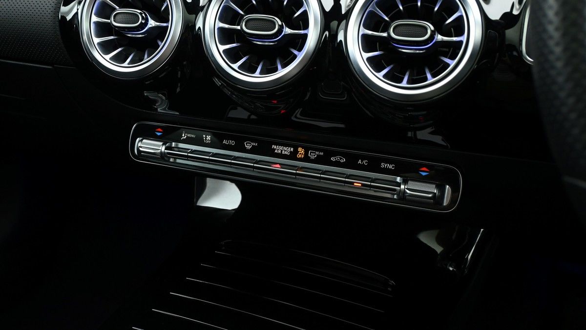 Mercedes-Benz CLA Image 12