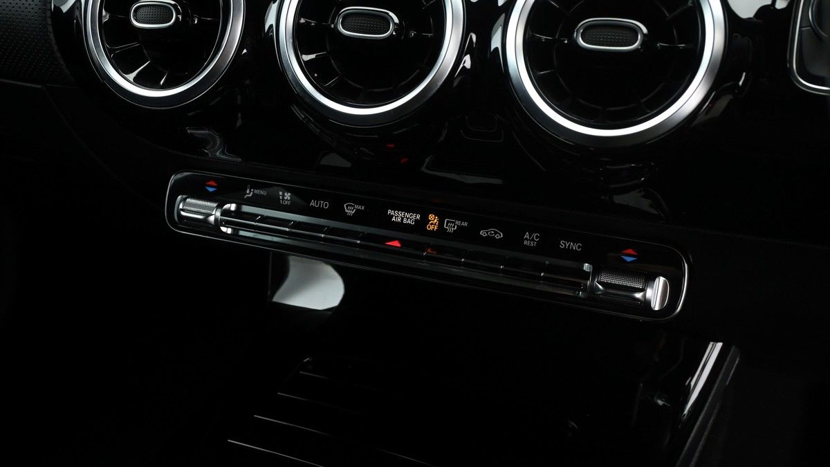 Mercedes-Benz CLA Image 11