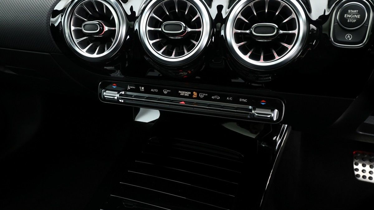 Mercedes-Benz CLA Image 12