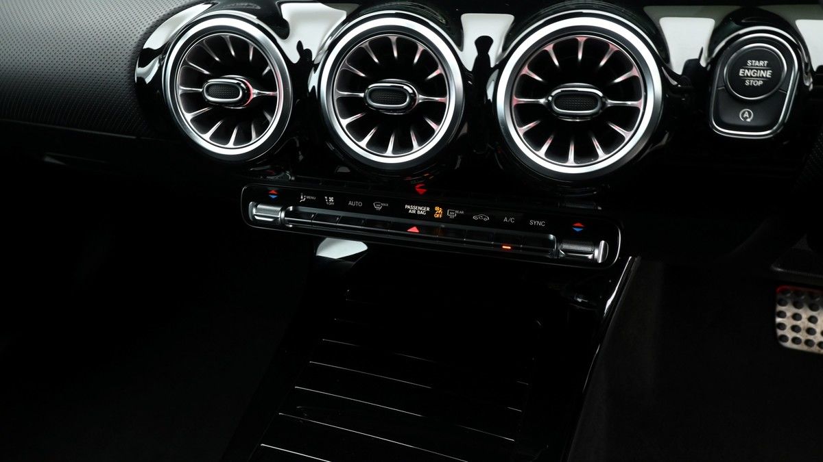 Mercedes-Benz CLA Image 12
