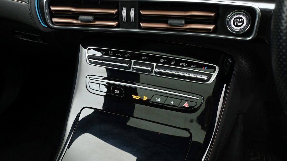 Mercedes-Benz EQC Image 12