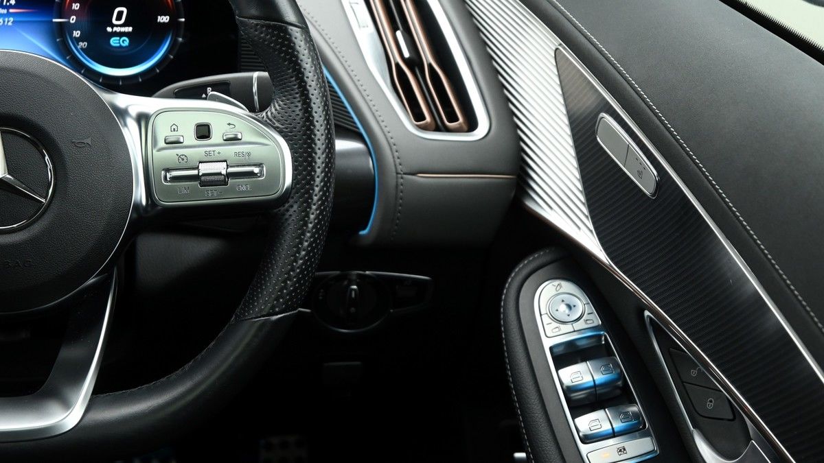 Mercedes-Benz EQC Image 16