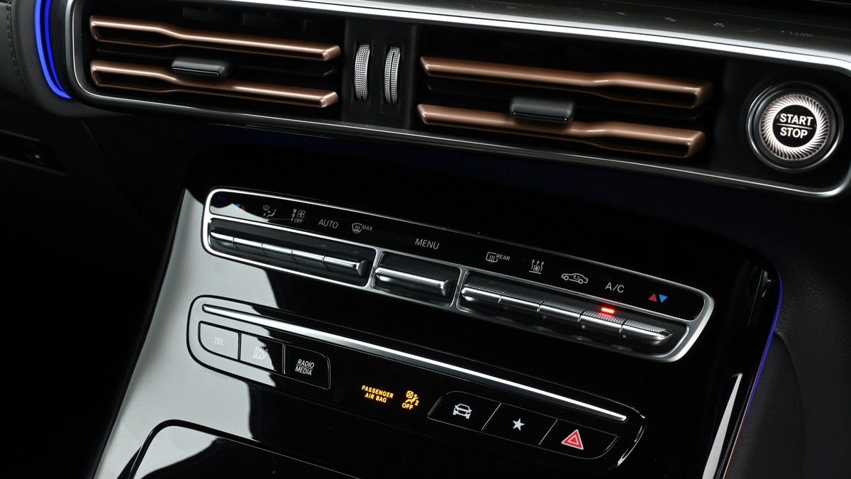 Mercedes-Benz EQC Image 11