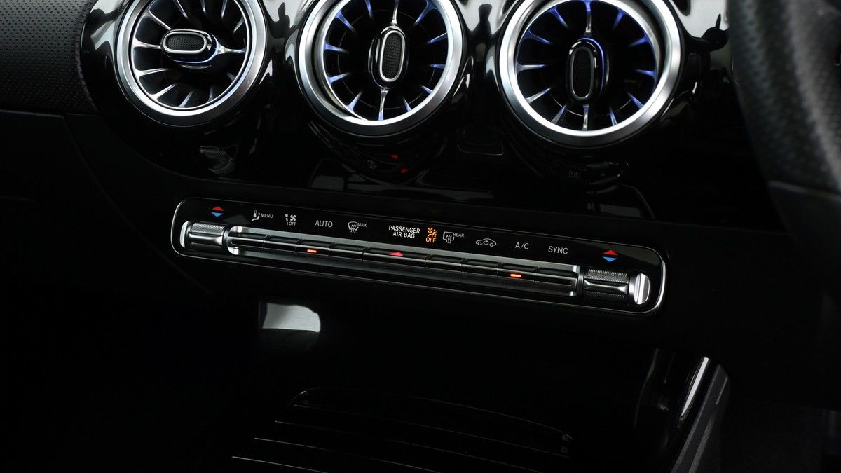 Mercedes-Benz CLA Image 12