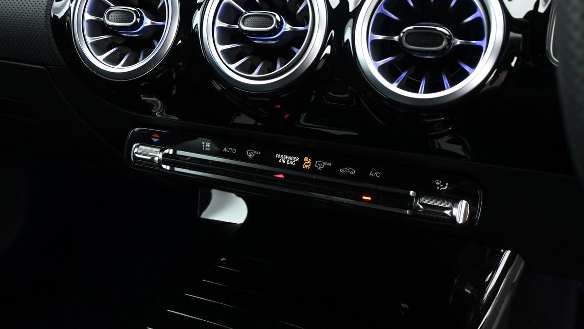 Mercedes-Benz CLA Image 11