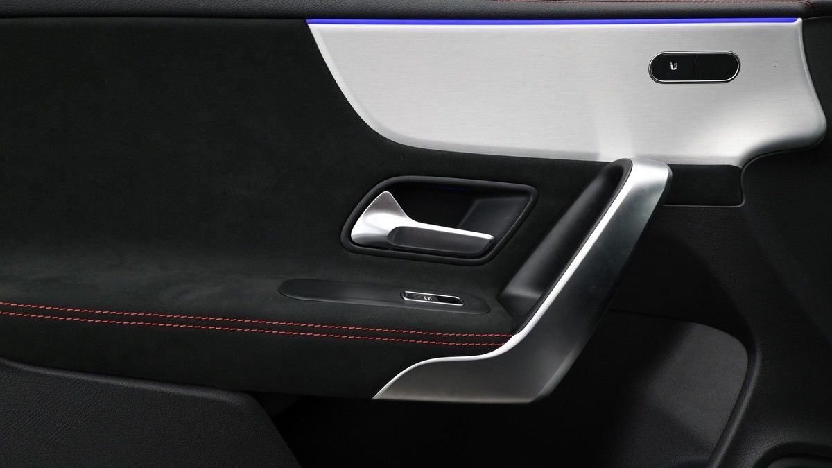 Mercedes-Benz CLA Image 12