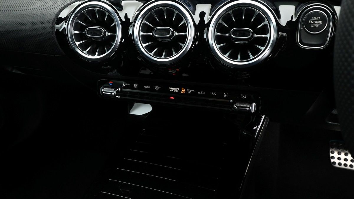 Mercedes-Benz CLA Image 12