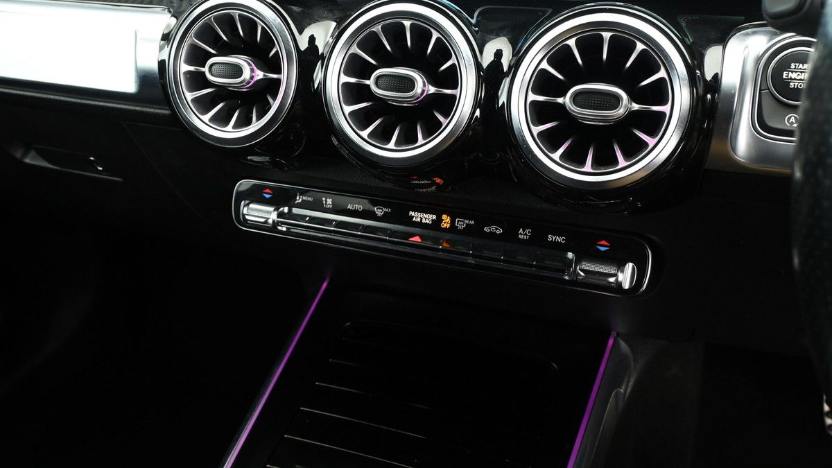 Mercedes-Benz GLB Image 12