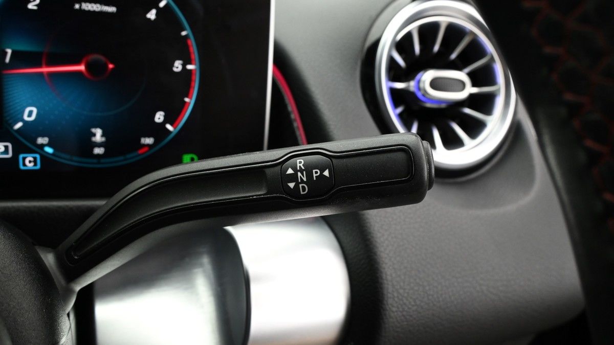 Mercedes-Benz GLB Image 2