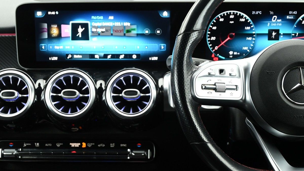 Mercedes-Benz GLB Image 15