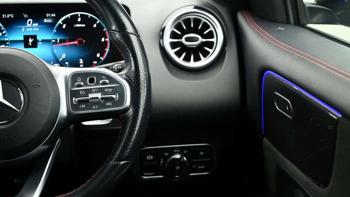Mercedes-Benz GLB Image 16