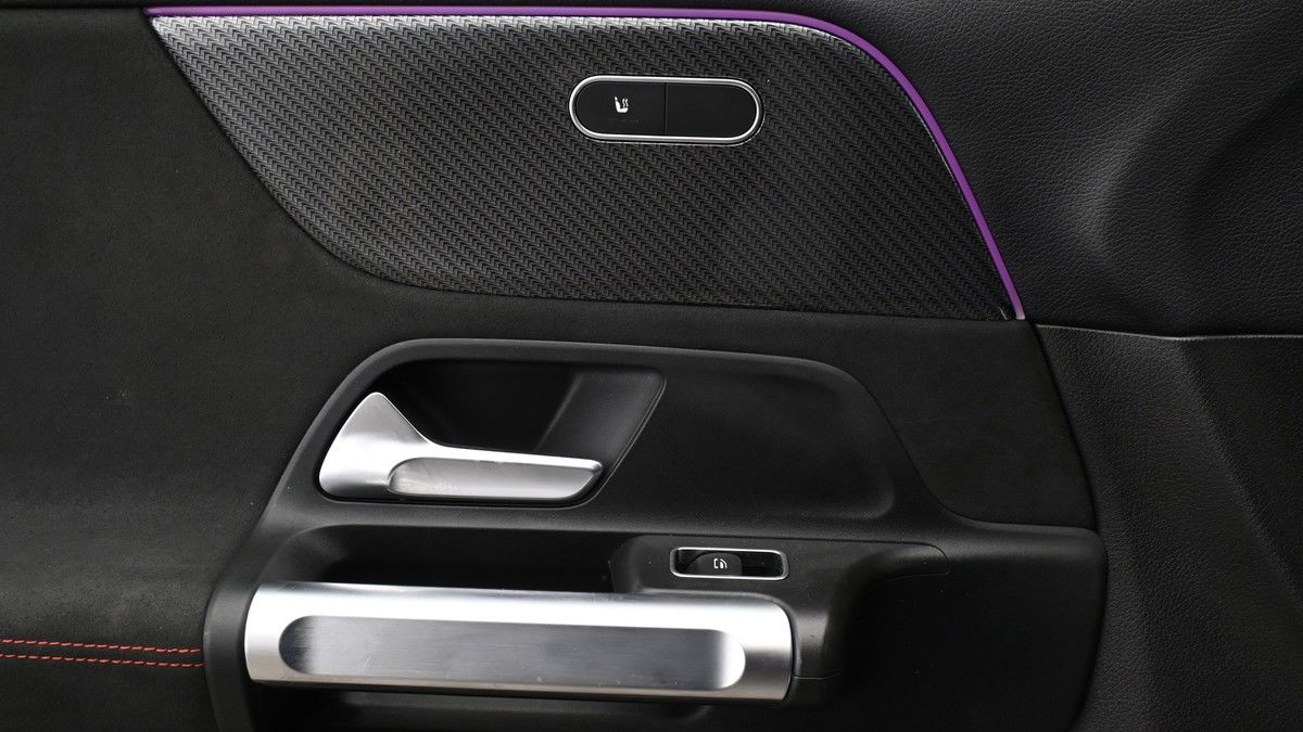 Mercedes-Benz GLB Image 13