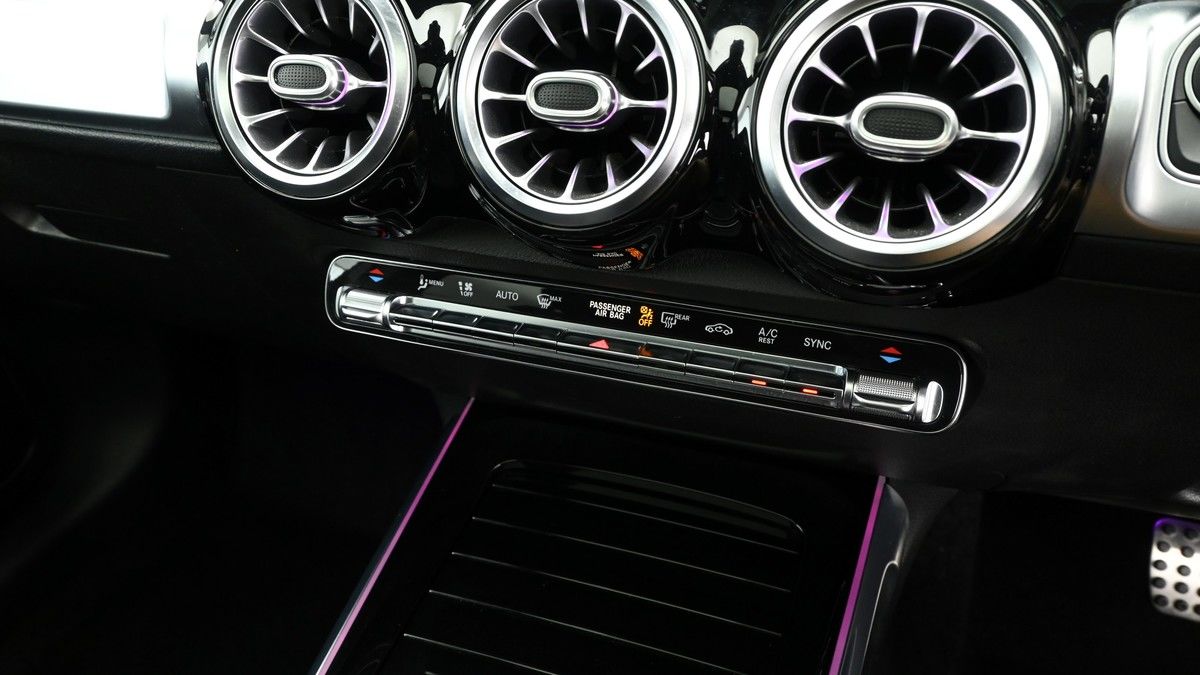 Mercedes-Benz GLB Image 12