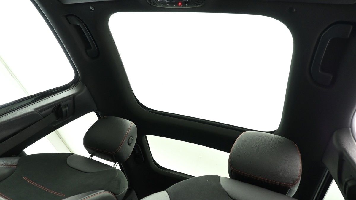 Mercedes-Benz GLB Image 2