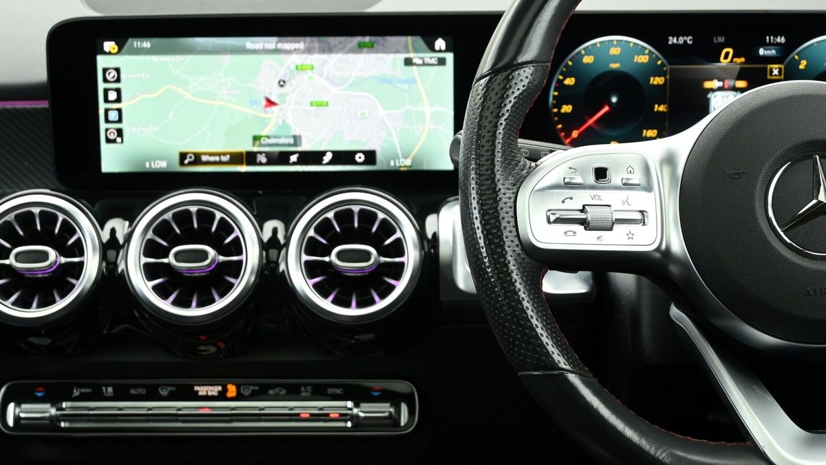 Mercedes-Benz GLB Image 15