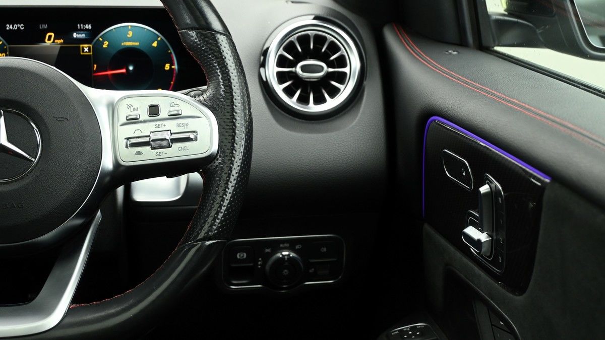 Mercedes-Benz GLB Image 16
