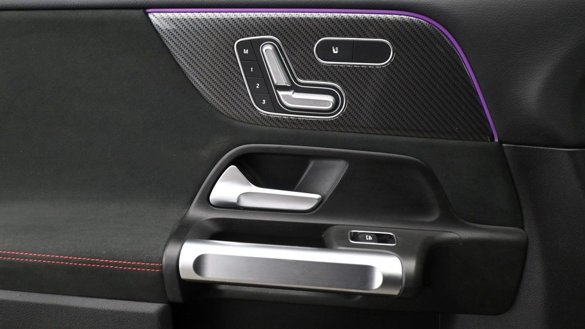 Mercedes-Benz GLB Image 13