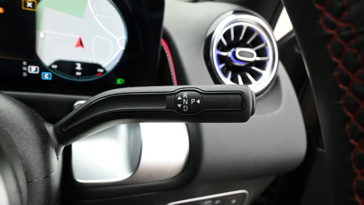 Mercedes-Benz GLB Image 2