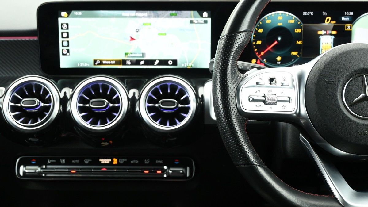 Mercedes-Benz GLB Image 15