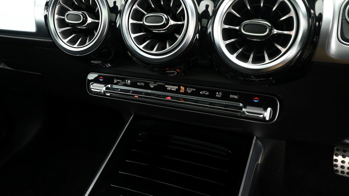 Mercedes-Benz GLB Image 12