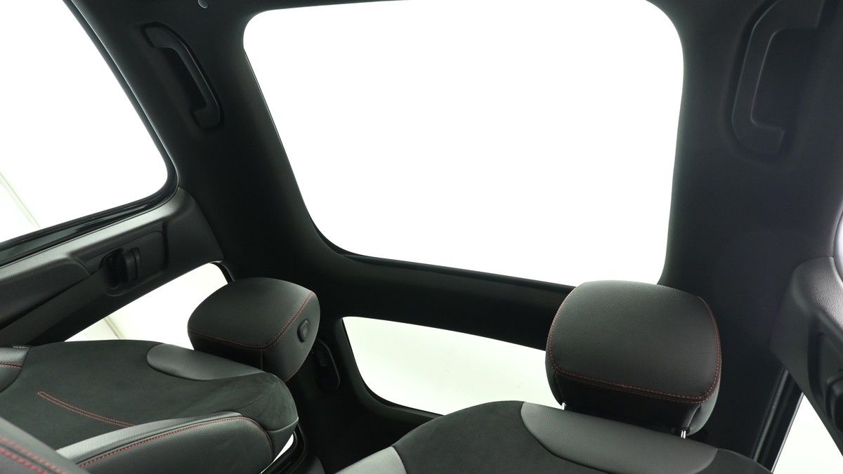Mercedes-Benz GLB Image 2