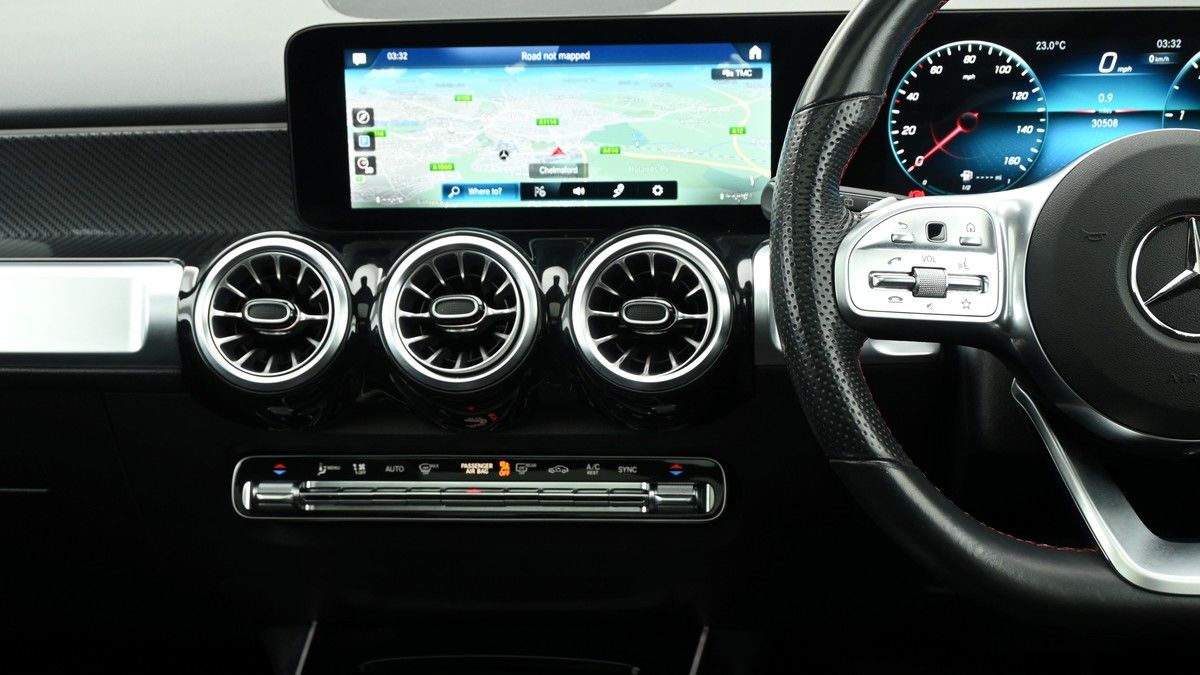 Mercedes-Benz GLB Image 15