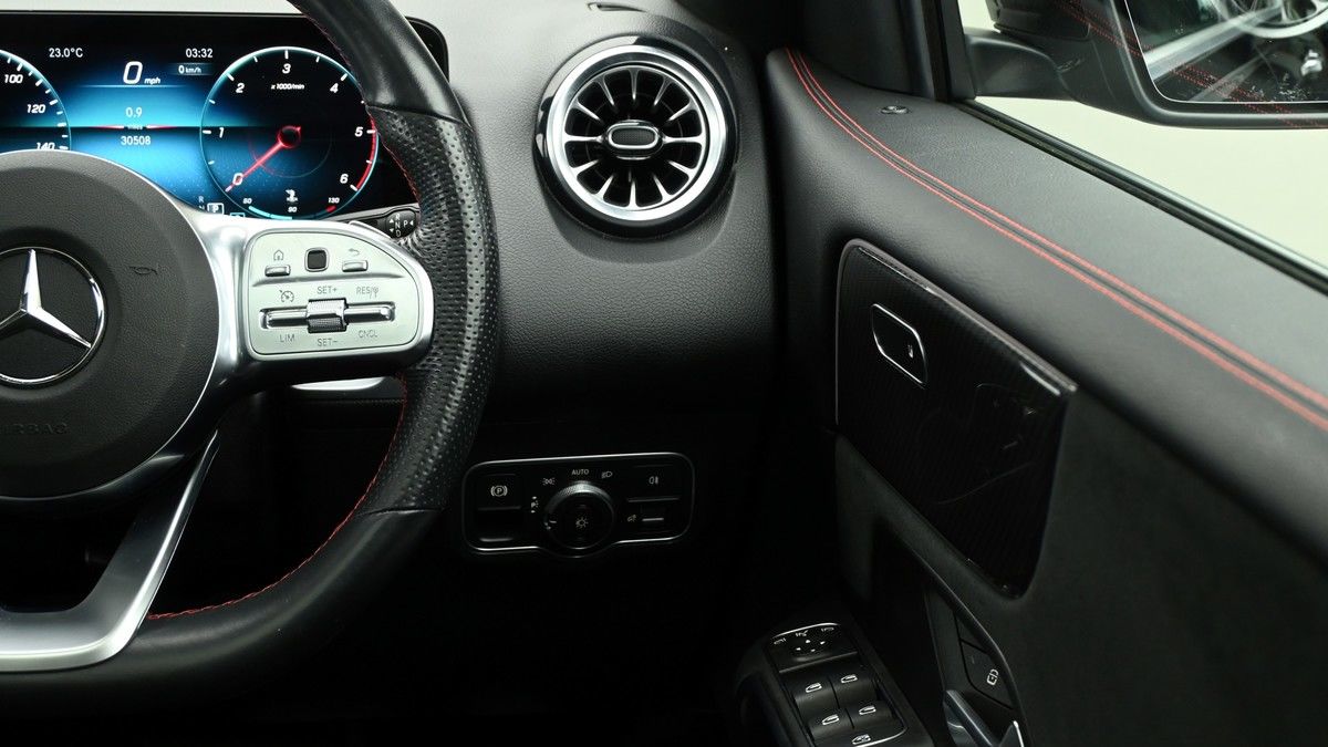 Mercedes-Benz GLB Image 16