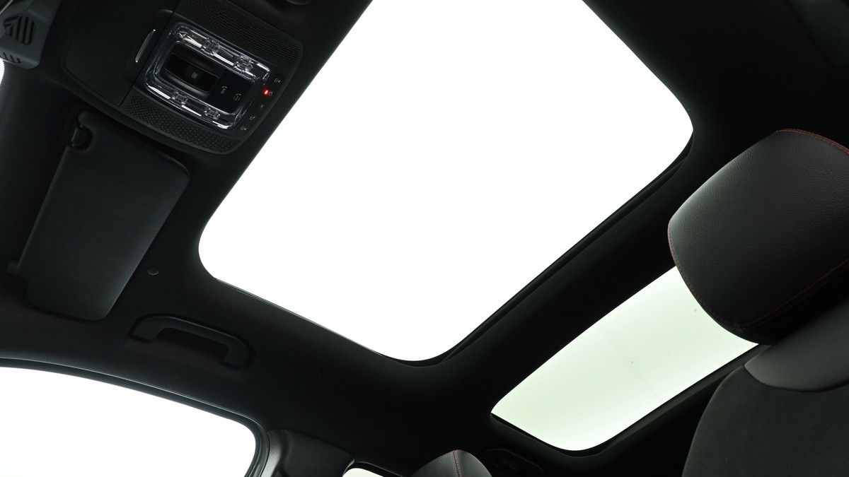 Mercedes-Benz GLB Image 2