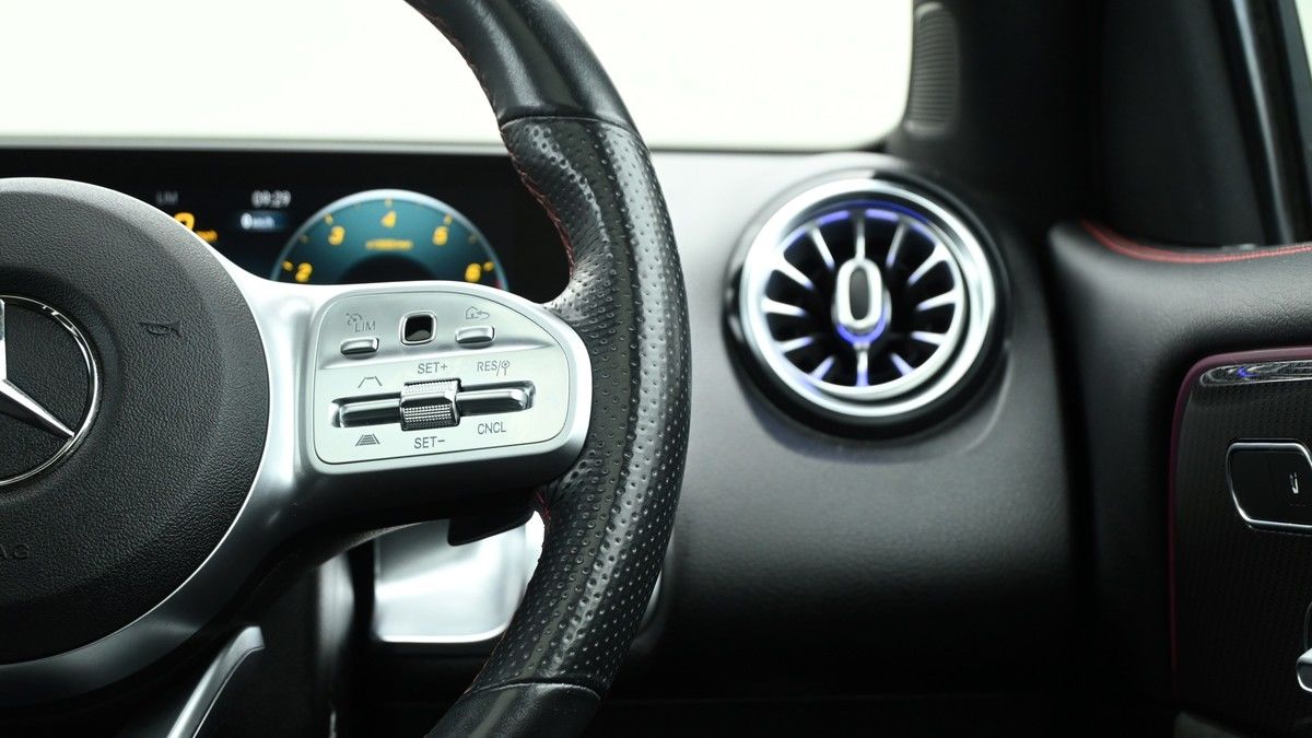 Mercedes-Benz GLB Image 16