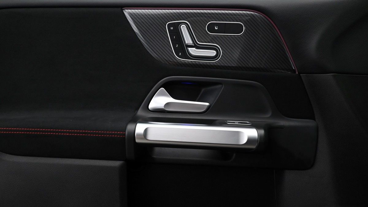 Mercedes-Benz GLB Image 13