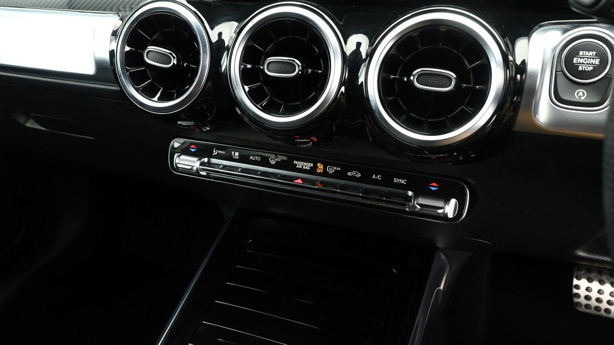 Mercedes-Benz GLB Image 12