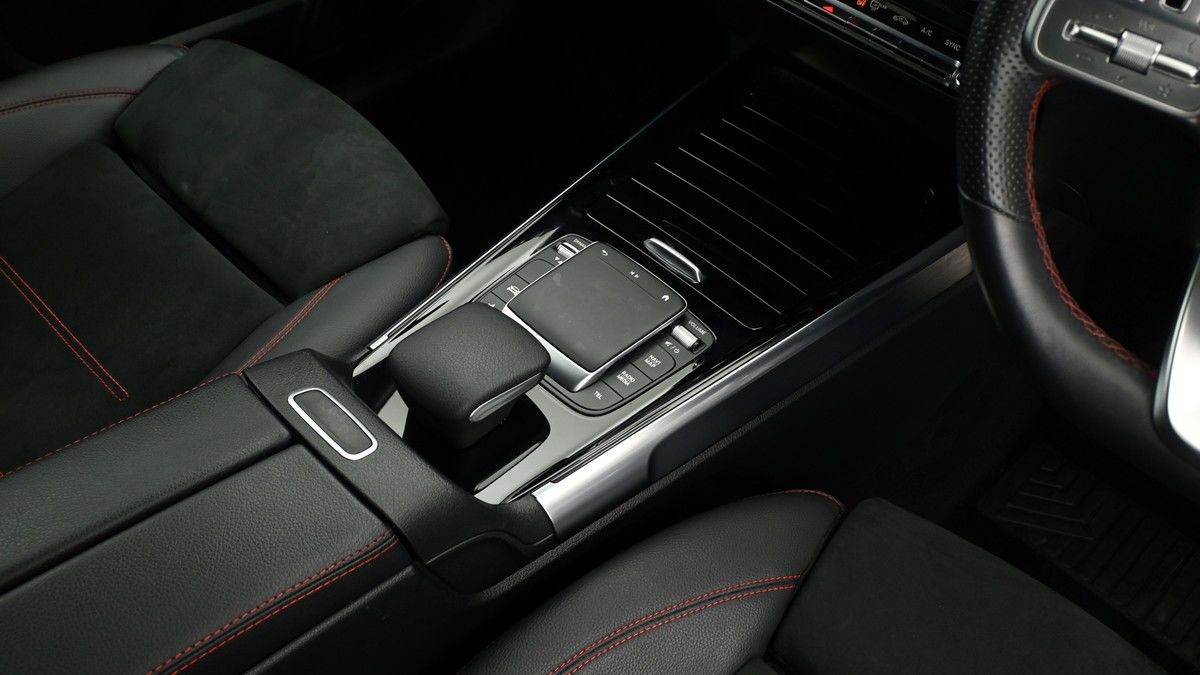Mercedes-Benz GLB Image 2