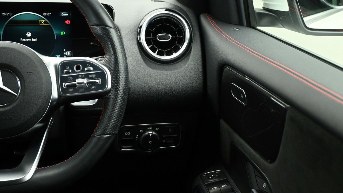 Mercedes-Benz GLB Image 16