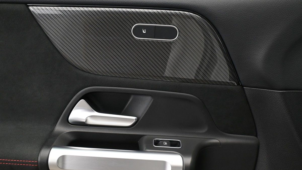Mercedes-Benz GLB Image 13