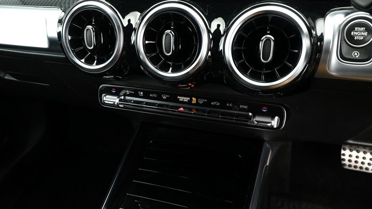 Mercedes-Benz GLB Image 12