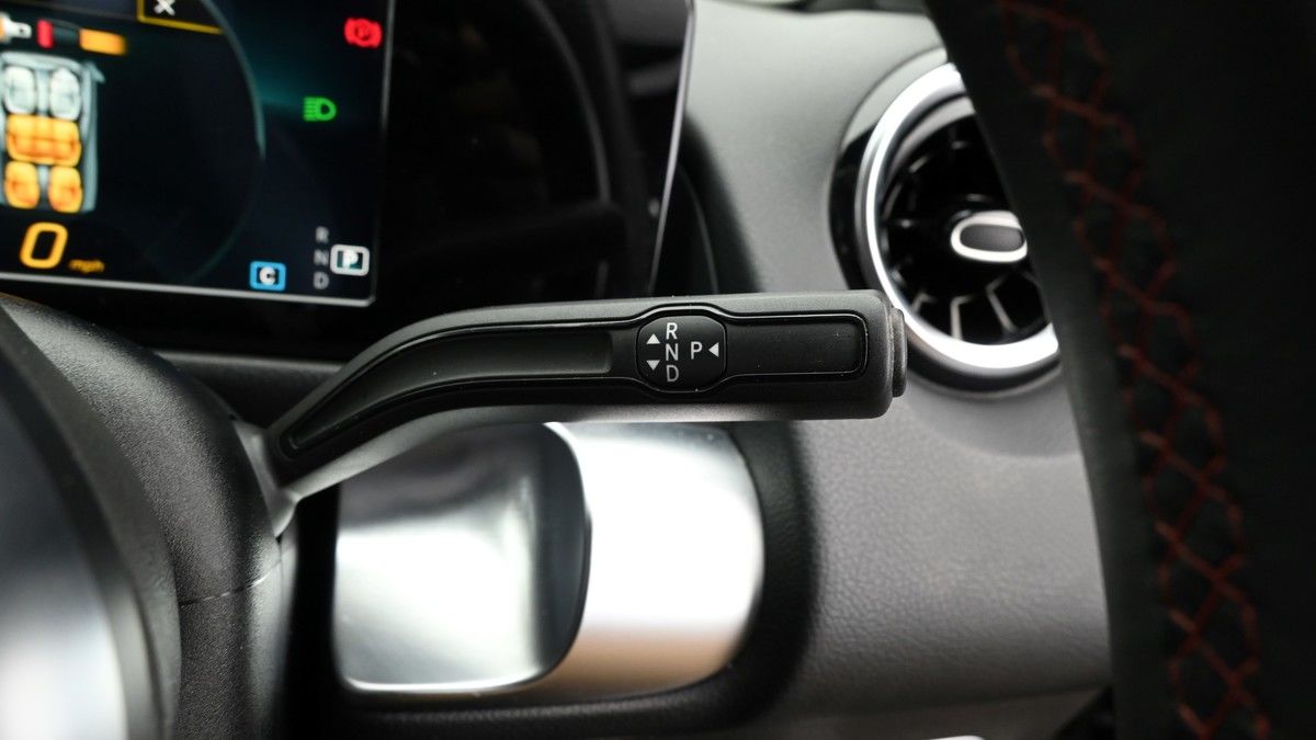 Mercedes-Benz GLB Image 2